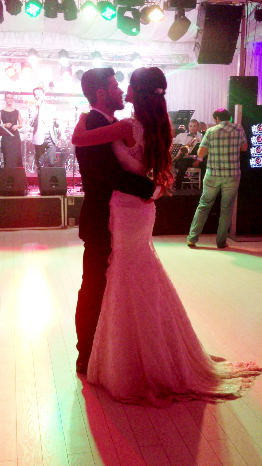 Bianca nu se lasa si incearca sa-l pupe in continuare