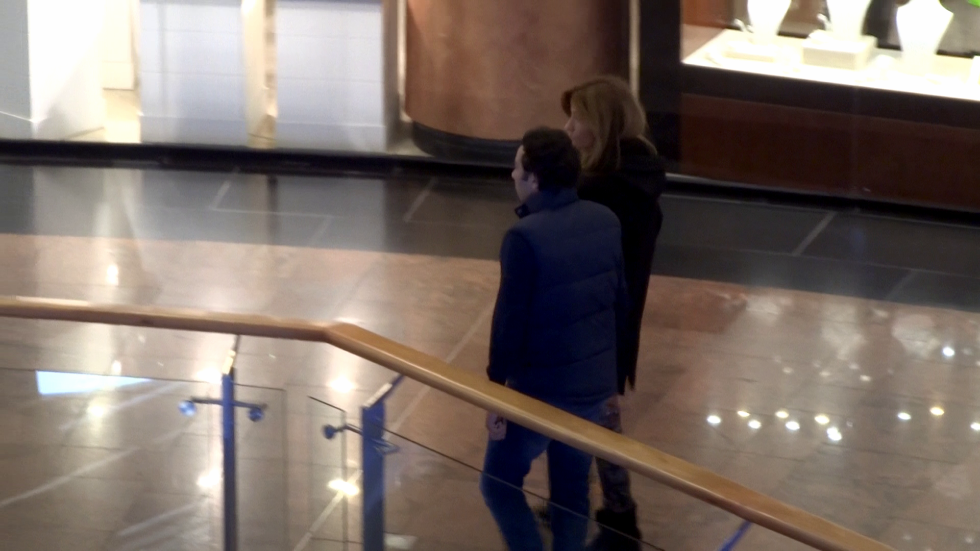 Dupa film, Jimmy si partenera sa nu pleaca spre casa ci se mai plimba prin centrul comercial