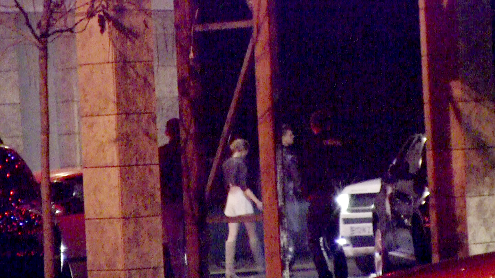 Cei doi amorezi au parasit clubul tinandu-se de mana