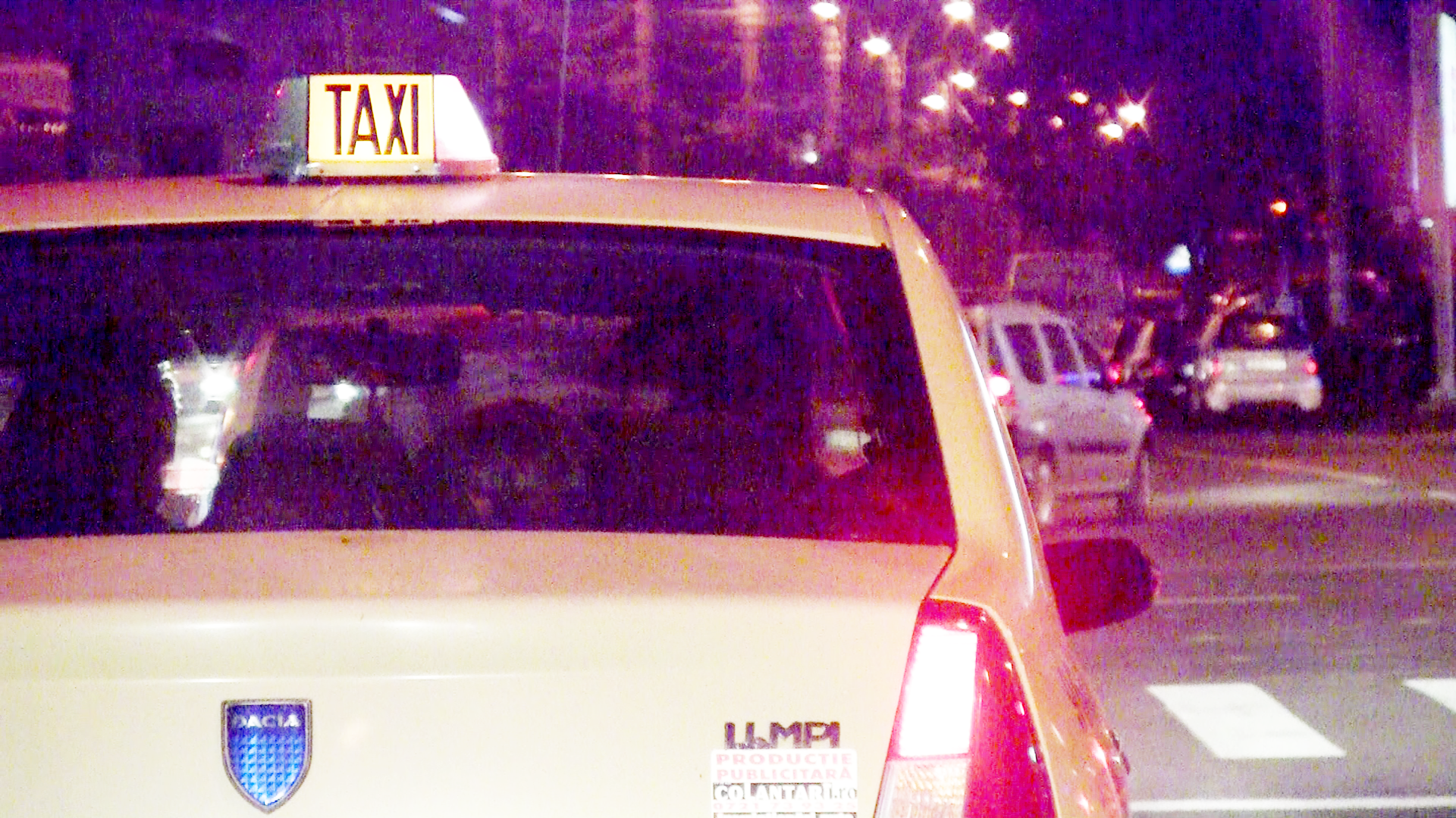 Vladau isi saruta partenera pe bancheta din spate a taxiului