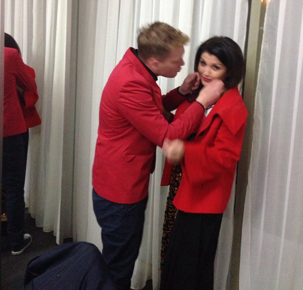 Tanarul o prinde de fata pe cantareata de muzica de petrecere