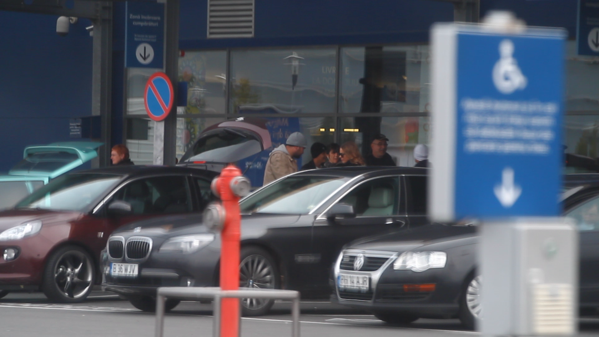 Cei doi pun cumparaturile in portbagajul masinii