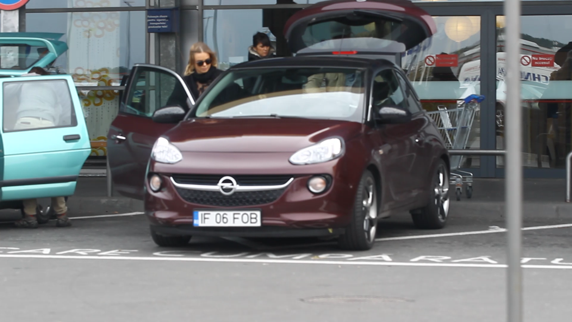 Actrita se urca in locul din dreapta al autorismului