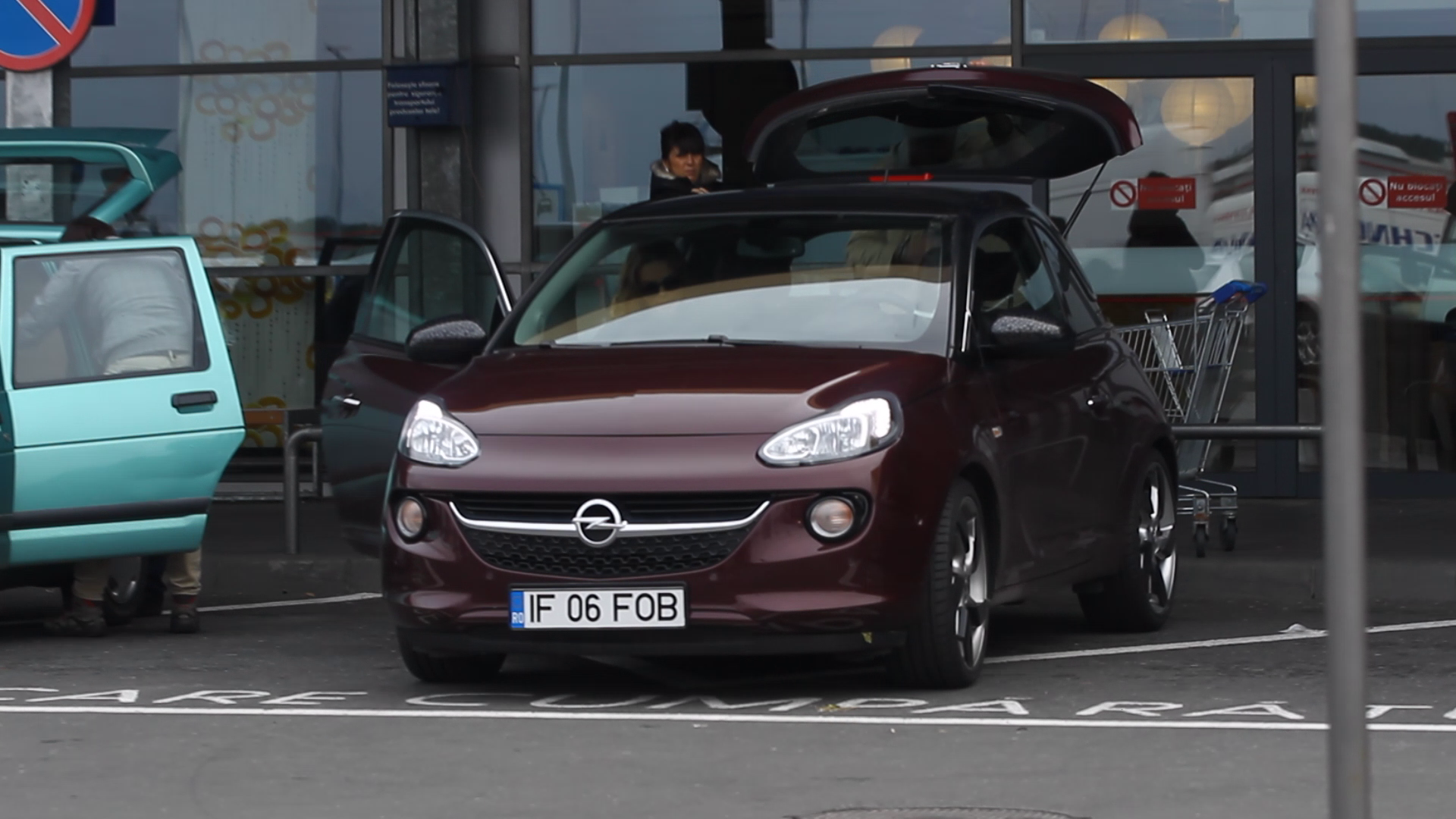 Jojo asteapta ca barbatul sa puna cumparaturile in portbagaj pentru a putea pleca