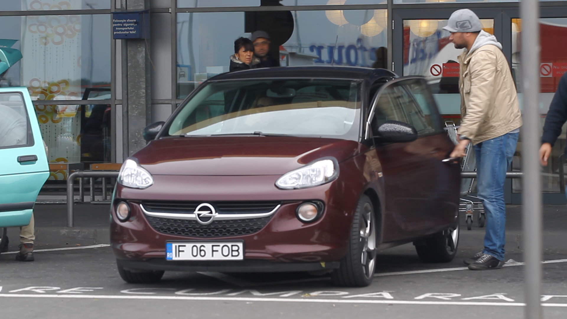 Desi este masina blondei, barbatul se urca la volan