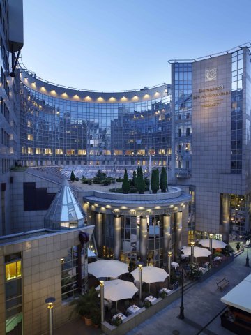 Aici s-au cazat sotii Slav impreună cu cele două perechi de nasi. Hotelul Kempinski este cel mai luxos din capitala Ungariei