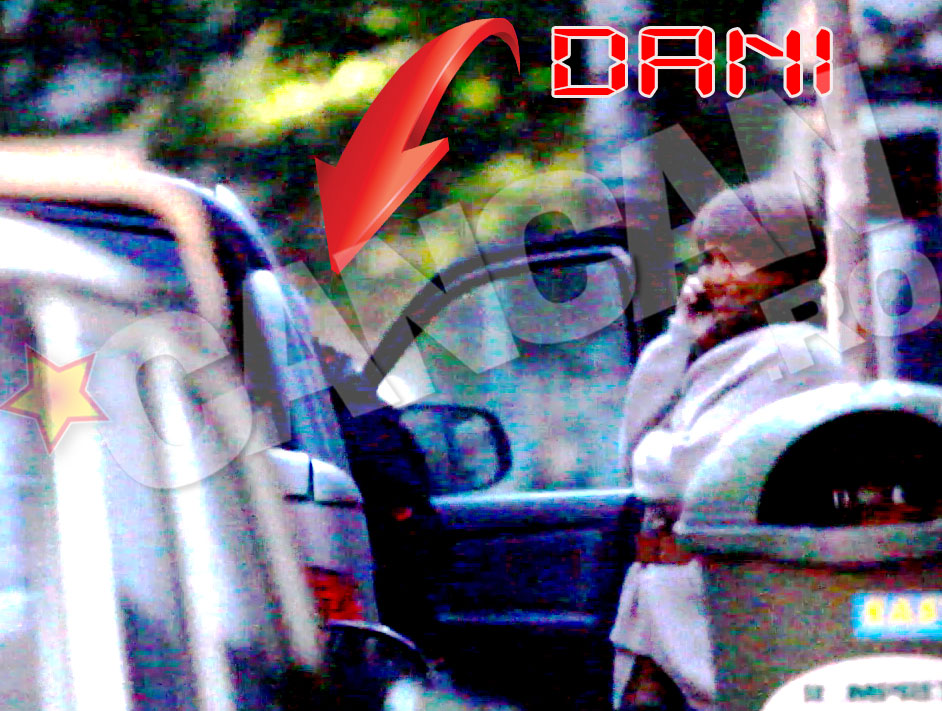 Dupa ce au luat masa in restaurant, femeia si-a ocupat timpul vorbind la telefon cat timp Dani a eliberat scaunul din dreapta al masinii lui