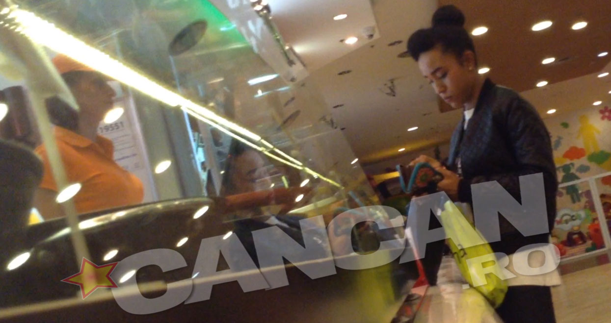 Ana si-a scos portofelul si a platit mancarea, dar a fost tot timpul ingandurataAna si-a scos portofelul si a platit mancarea