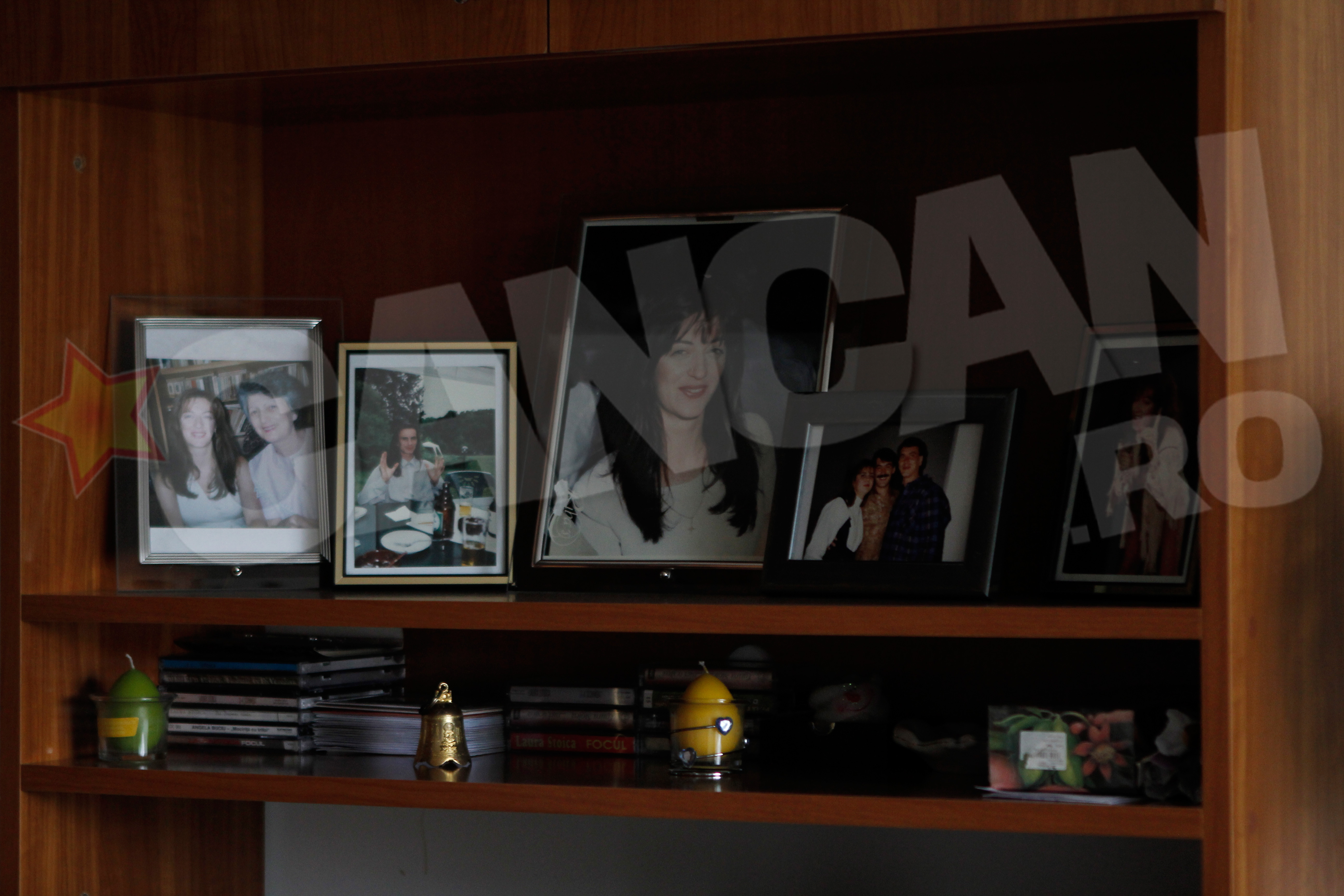 În casa Laurei Stoica sunt peste tot imagini cu chipul ei