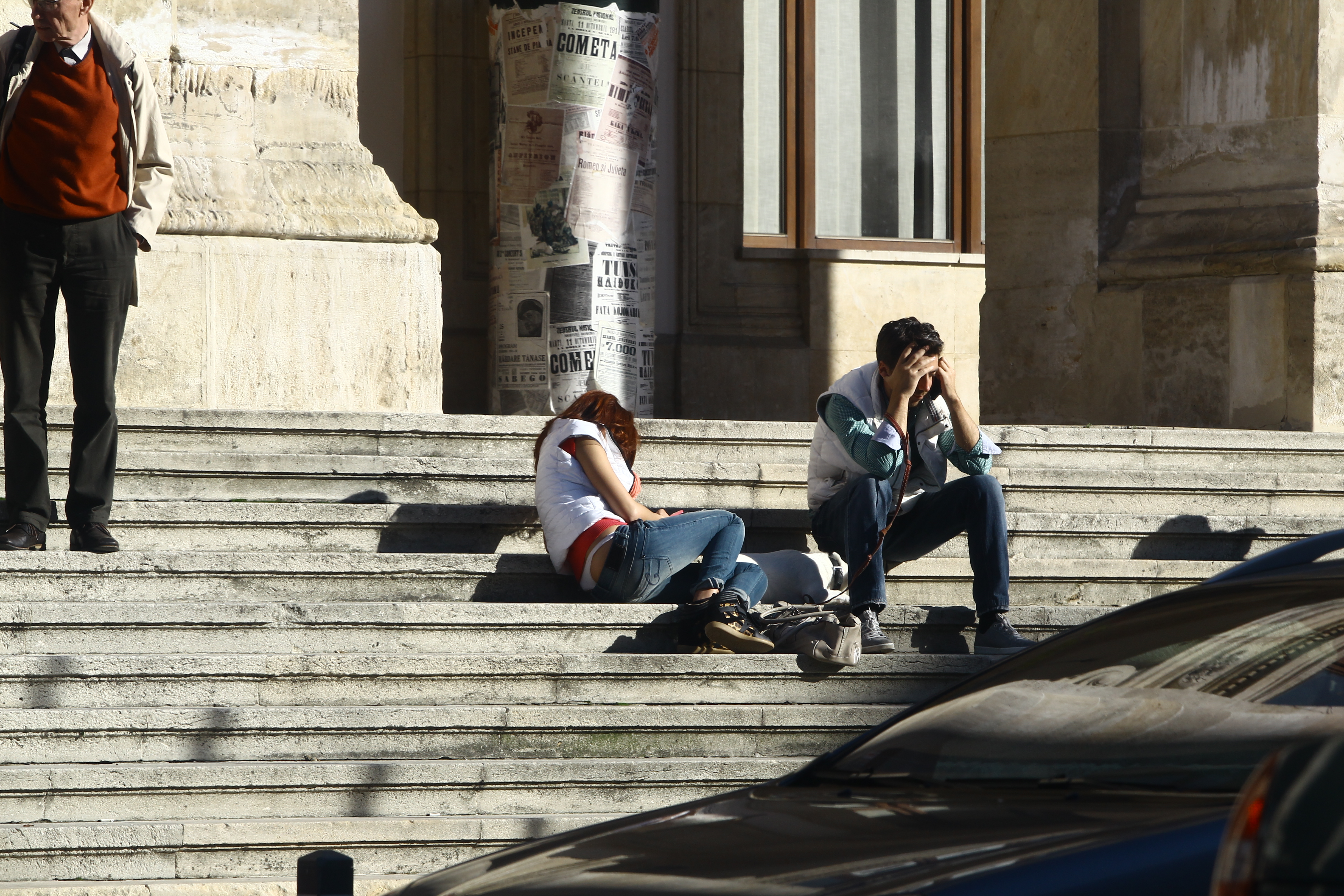 Fosta prezentatoare nu si-a luat ochii din telefonul mobil
