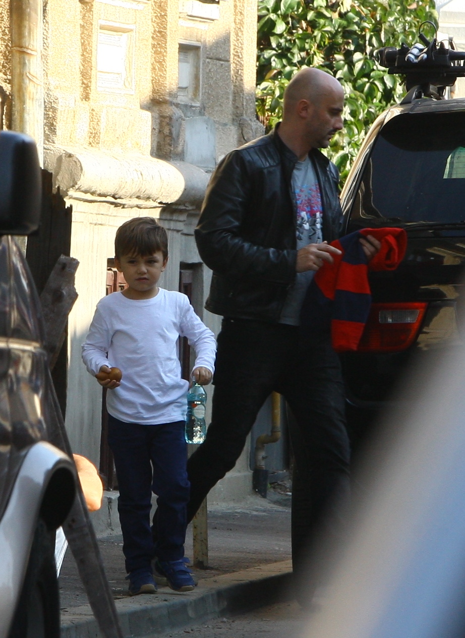 Petru are grija de sticla cu apa si para de la tatal sau.