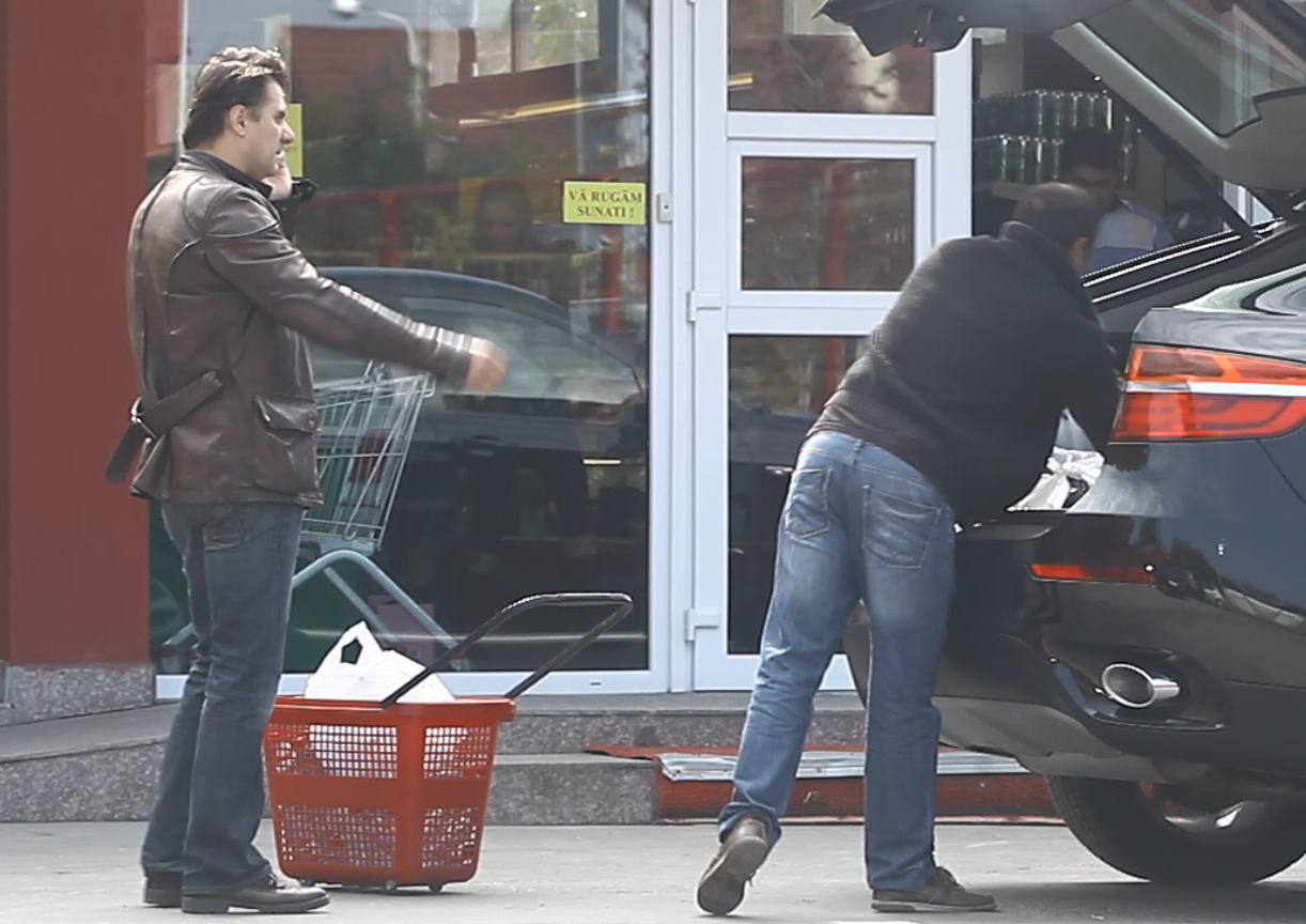 Marian si-a luat argat, sa-i care plasele din cos in portbagaj