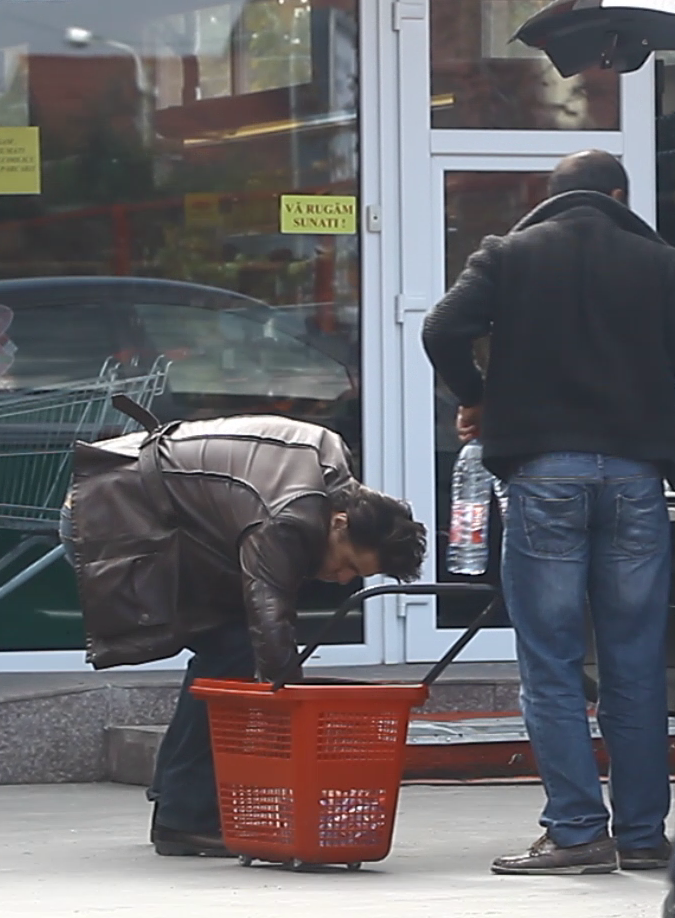 Marian Ionescu s-a aplecat sa-I dea o mana de ajutor barbatului