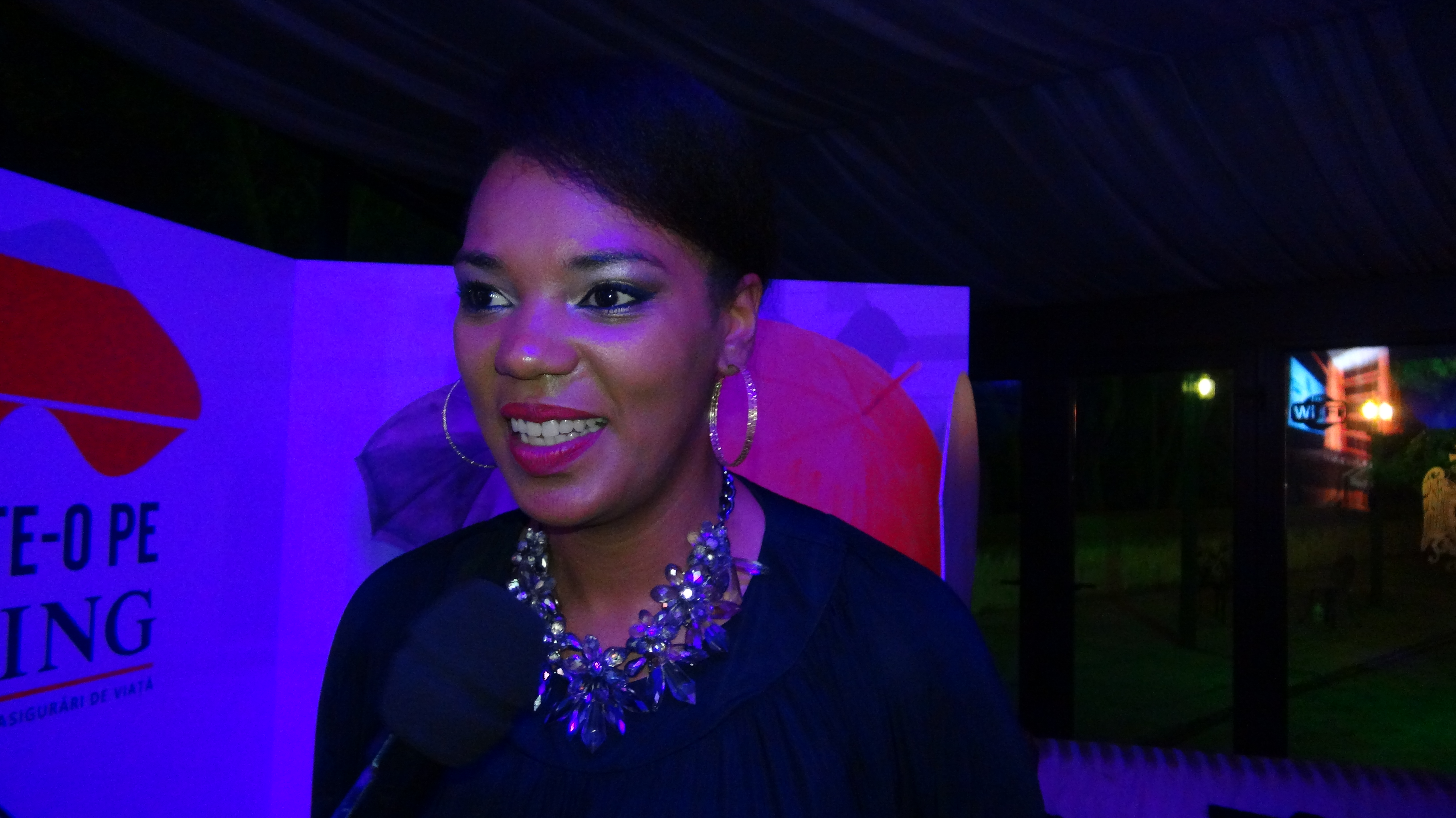 Cantareata petrece zilnic foarte multe ore in studioul de inregistrari pentru a scoate mai repede primul ei album