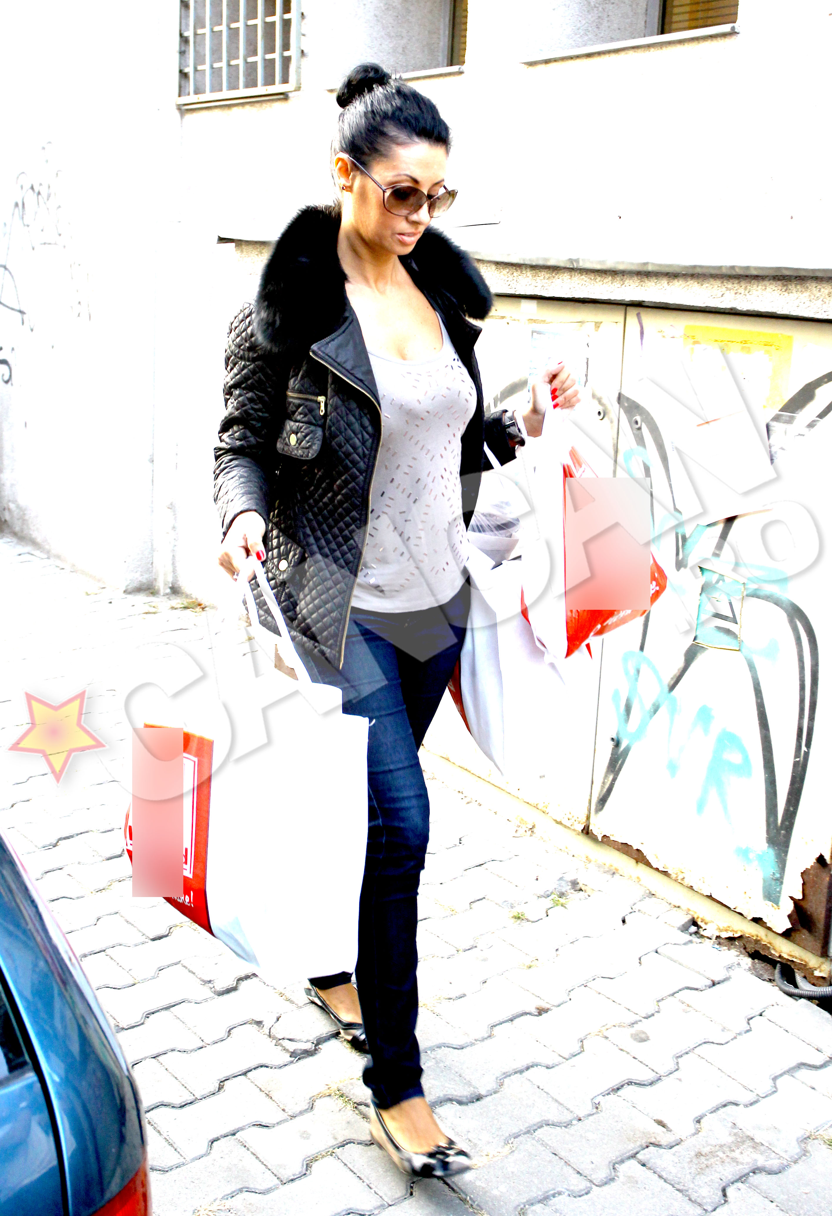 Bruneta a ajuns acasa la fel de trista, carand cumparaturile din care probabil, a doua zi, urma sa-i faca un nou pachet tatalui ei