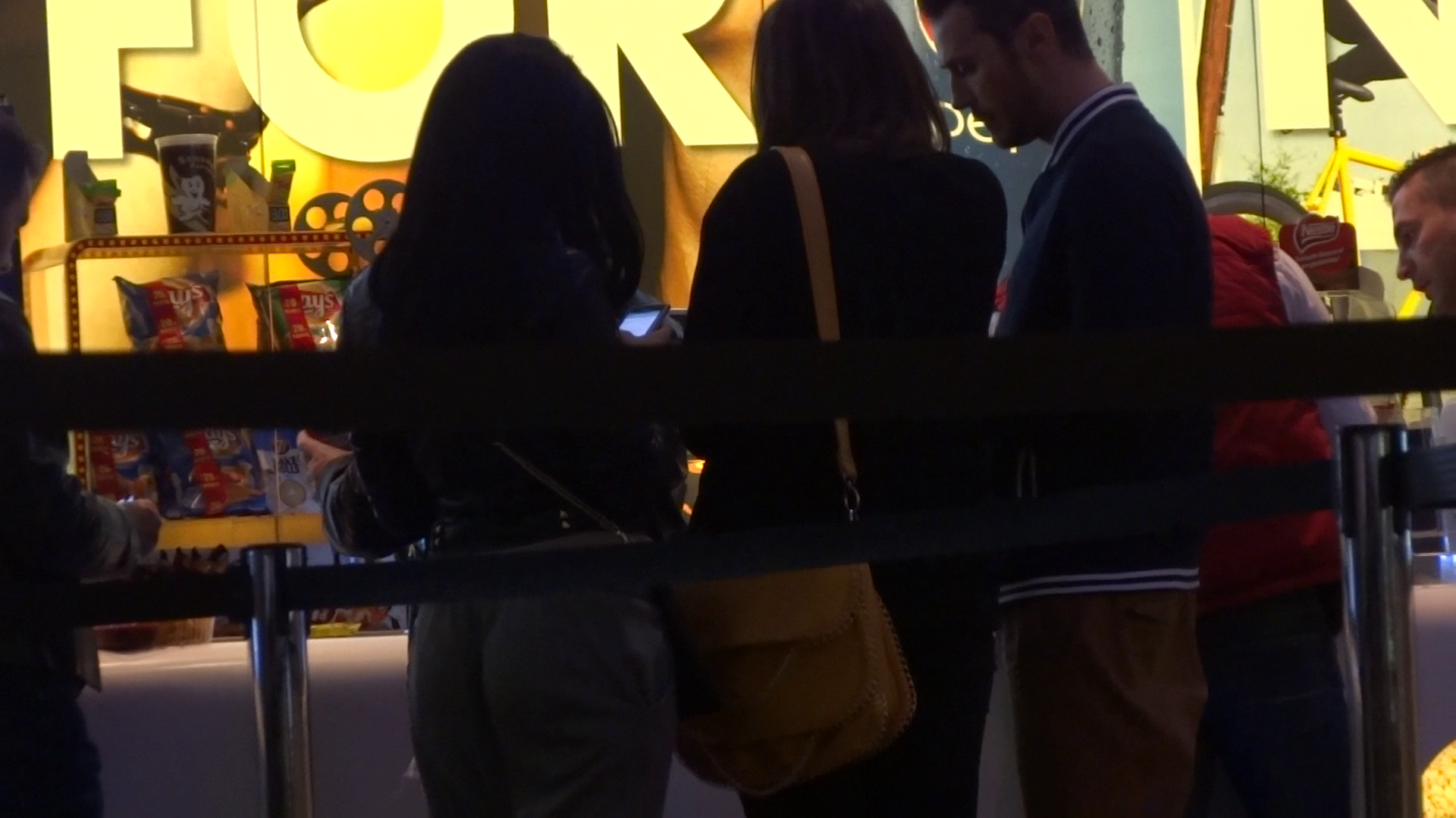 Adelina a facut furori intr-o pereche de pantaloni deschisi la culoare