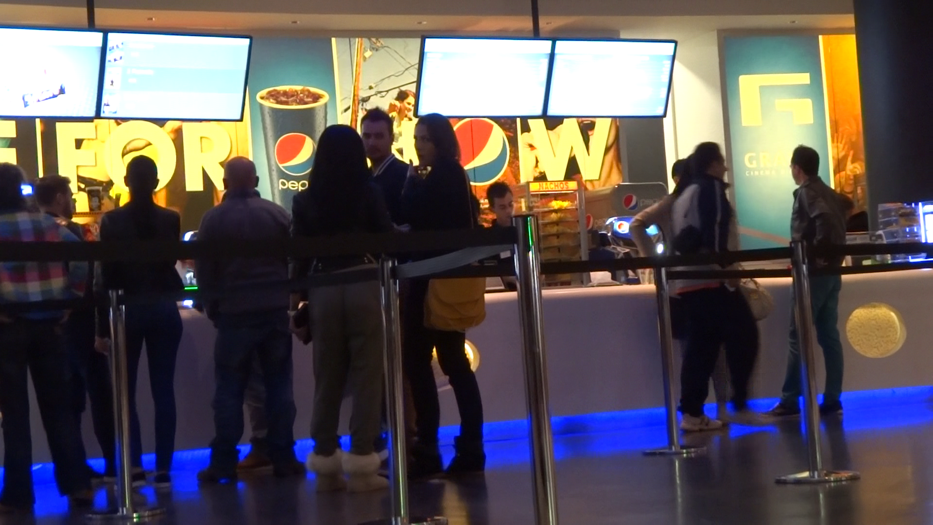 Adelina a iesit la film insotita de o prietena si iubitul acesteia