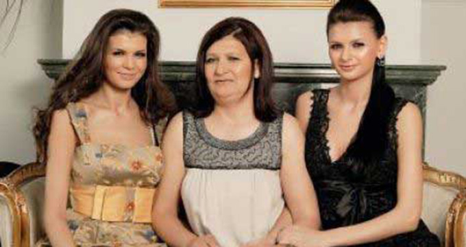 Monica si Ramona nu au trecut nici acum peste moartea mamei lor