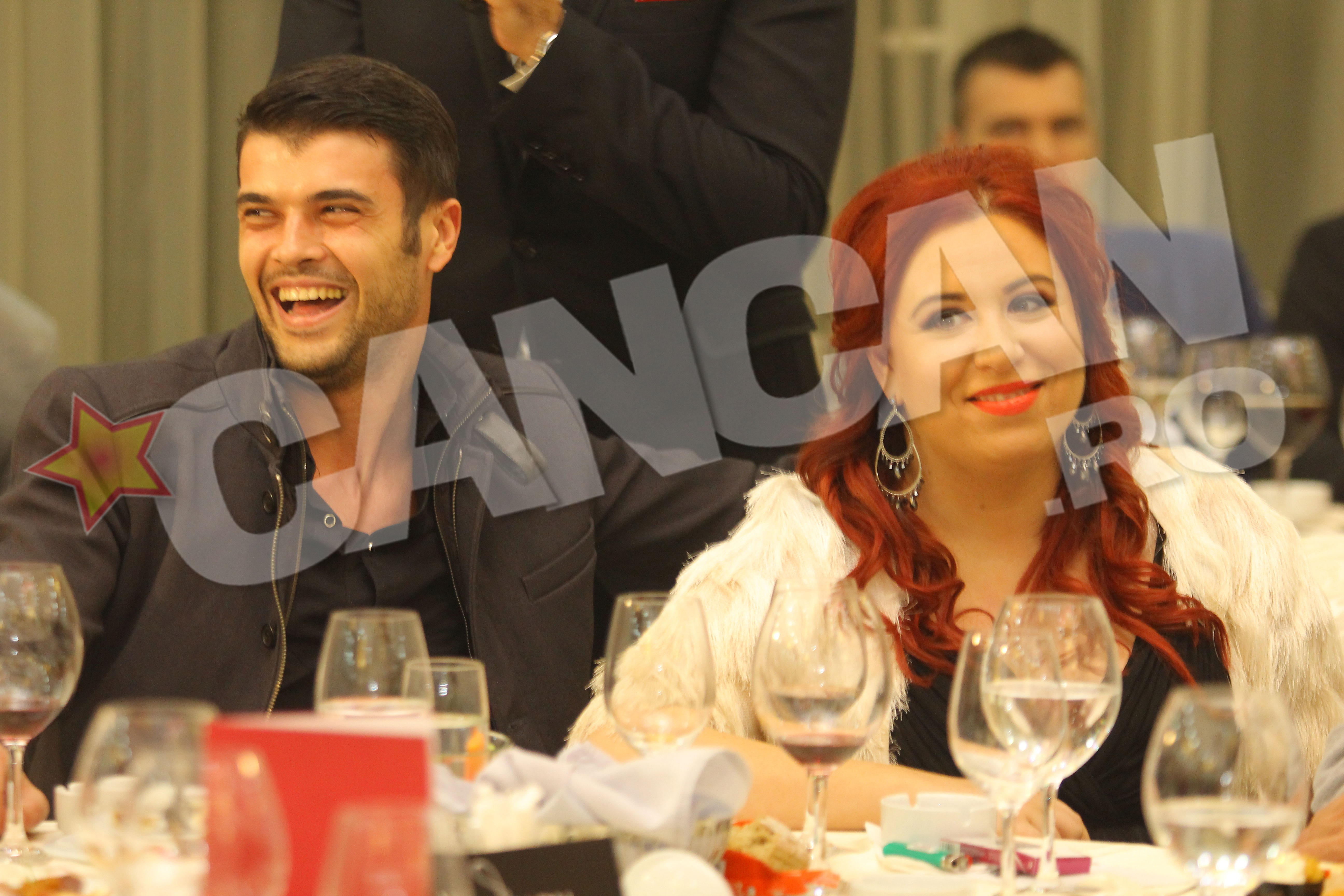 Oana, desi insarcinata, nu poate sa renunte la tigari si fumeaza pe sub masa, ca sa nu fie vazuta