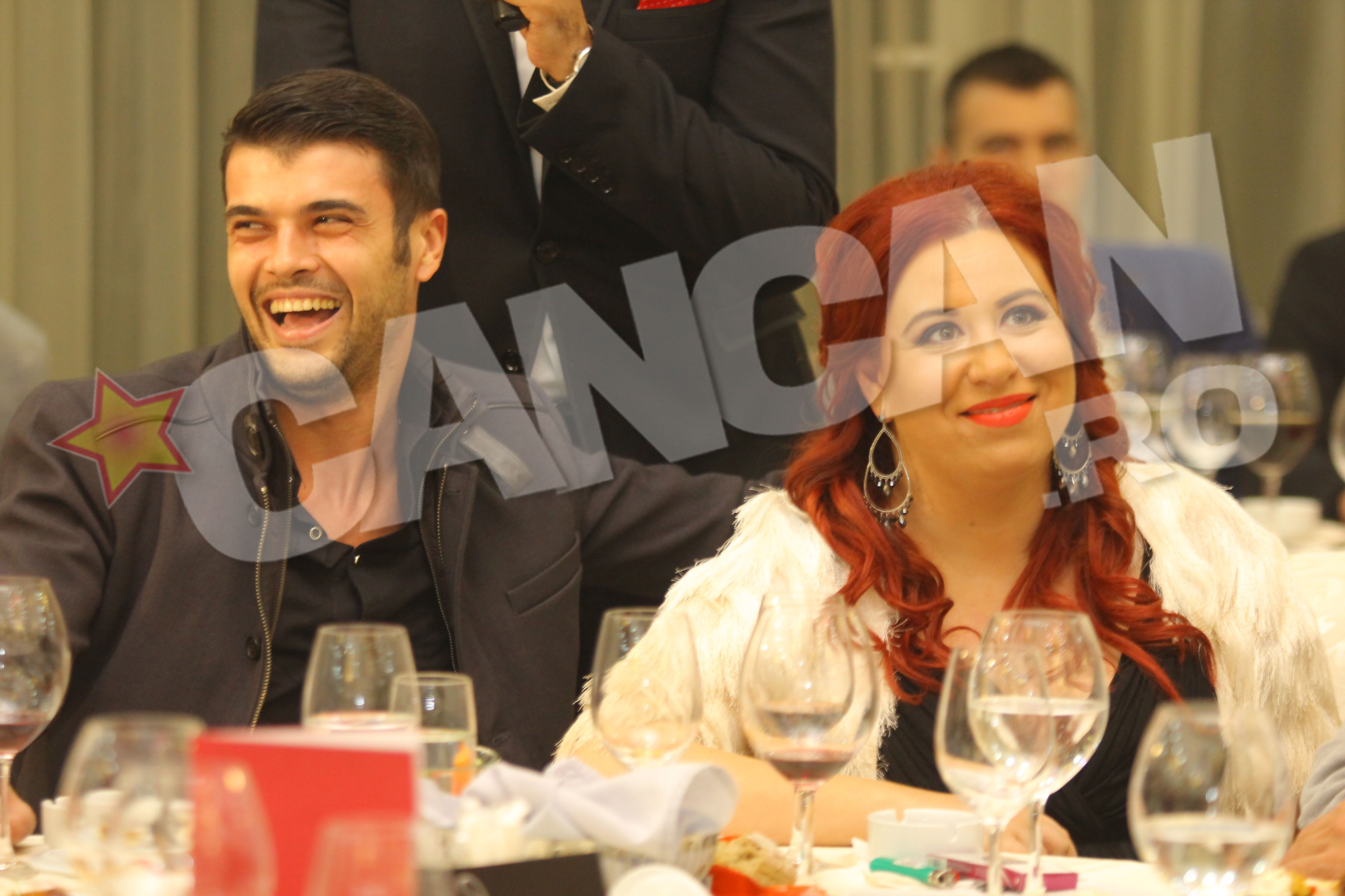 Totul ar parea in regula, daca in fata roscatei, pe masa, nu s-ar afla dovezile: pachetul de tigari, bricheta si scrumiera