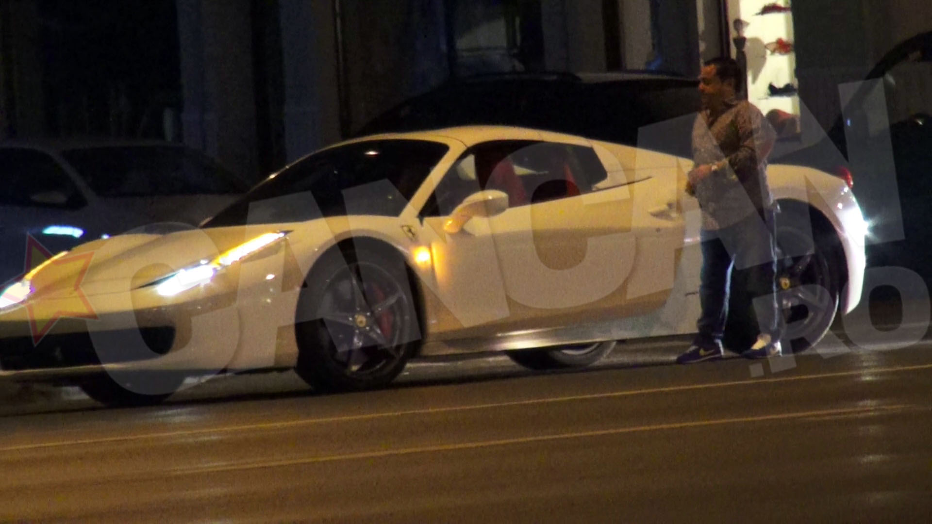 Se urca mandru in Ferrari