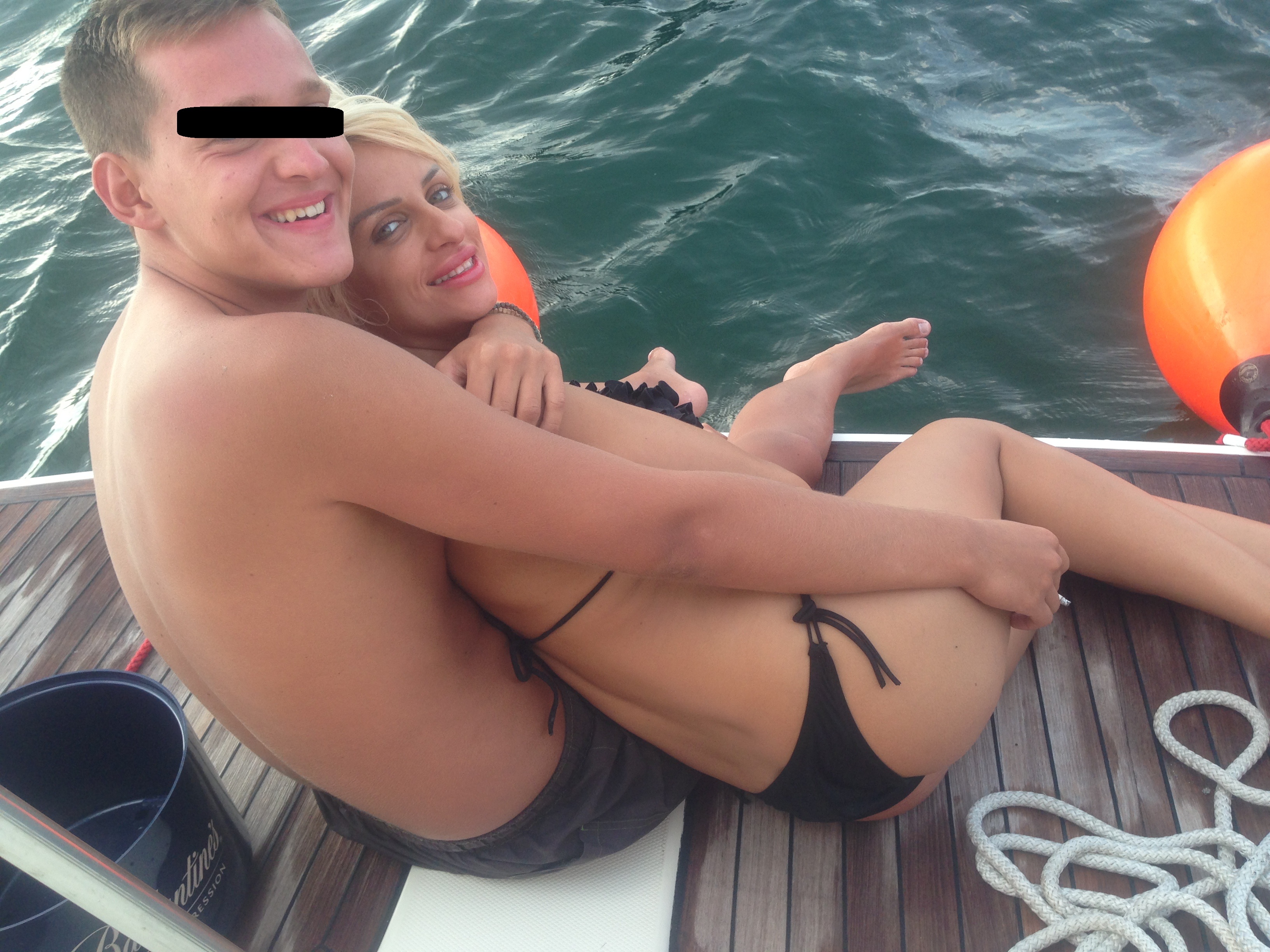 Sanziana s-a lasat pipaita de baiatul despre care spune ca a facut o obsesie pentru ea