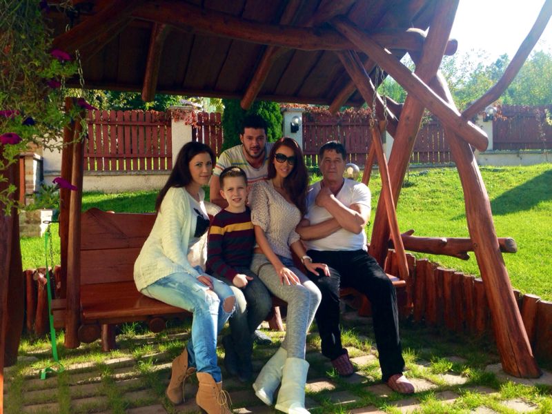 Tatal si sora i-au fost alaturi Biancai in zilele petrecute la Deva, dupa operatie