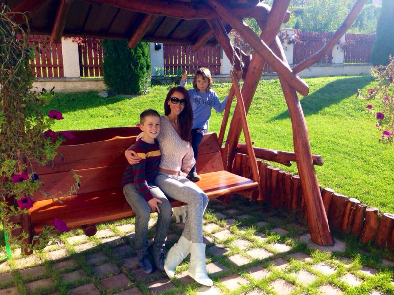 Bianca incearca sa arate si sa se comporte normal, desi durerile nu-i dau pace