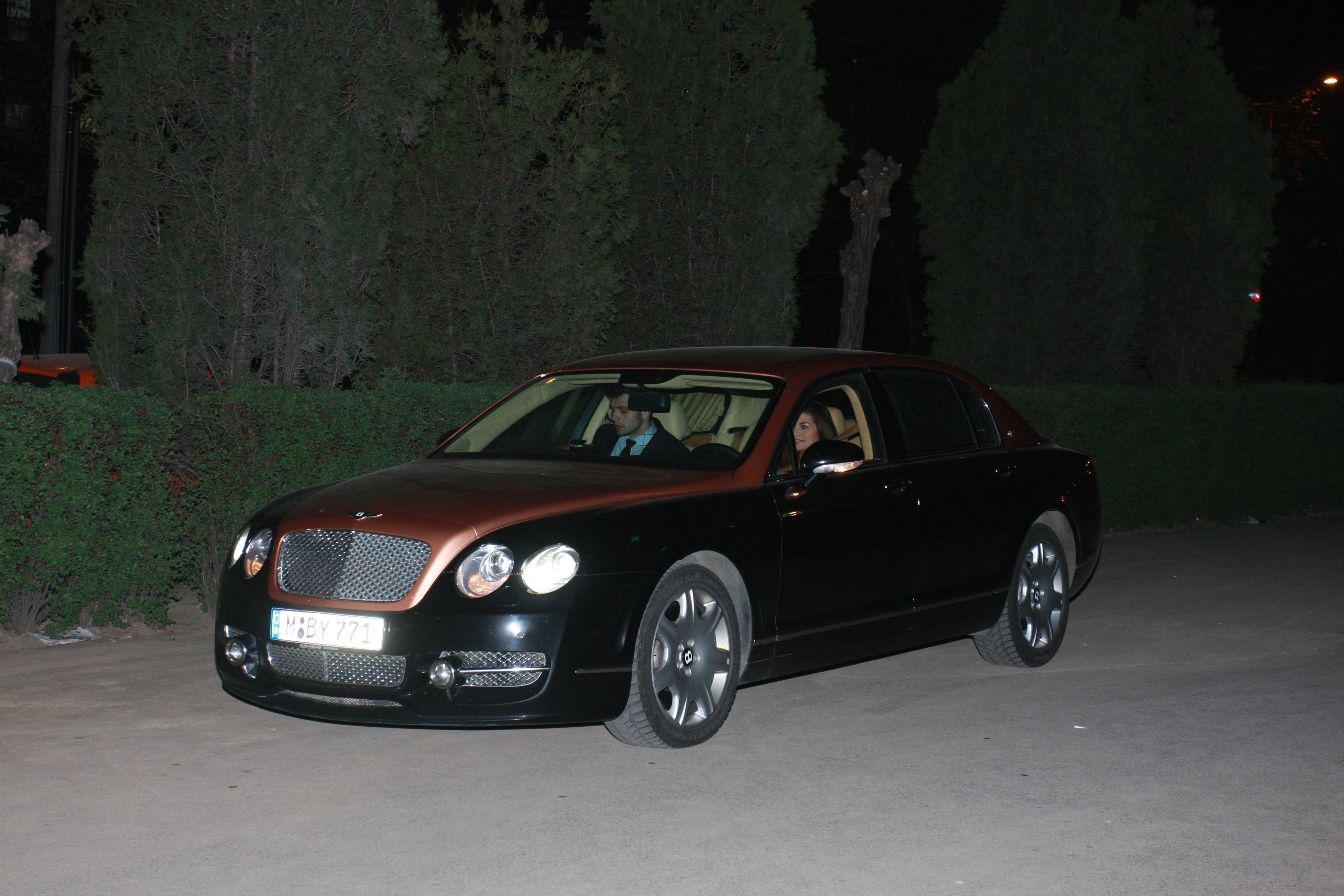 In unele ocazii, Monica era cea care conducea masina, in timp ce soferul ei statea tantos pe scaunul din dreapta