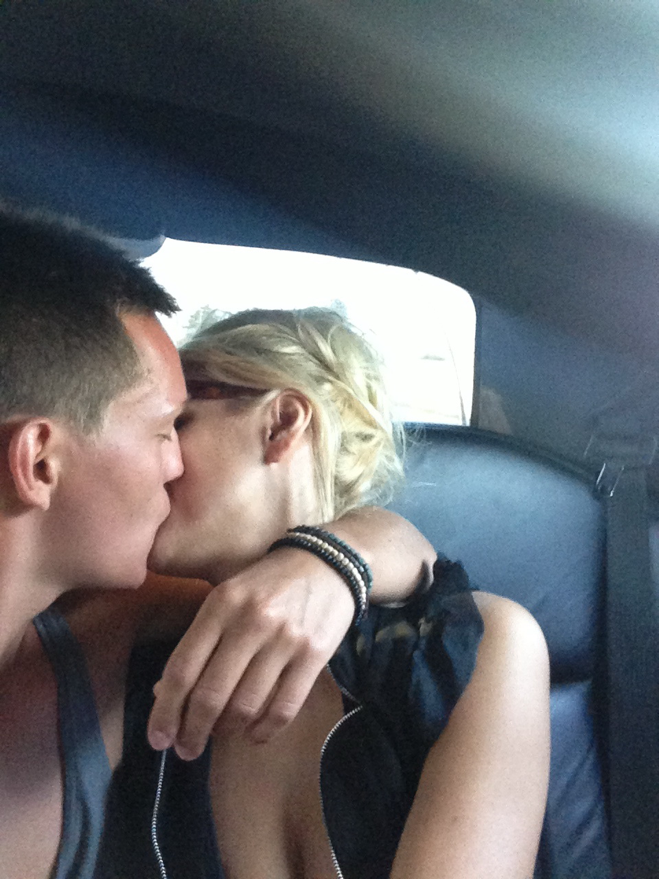 Cei doi se saruta pasional si par extrem de indragostiti