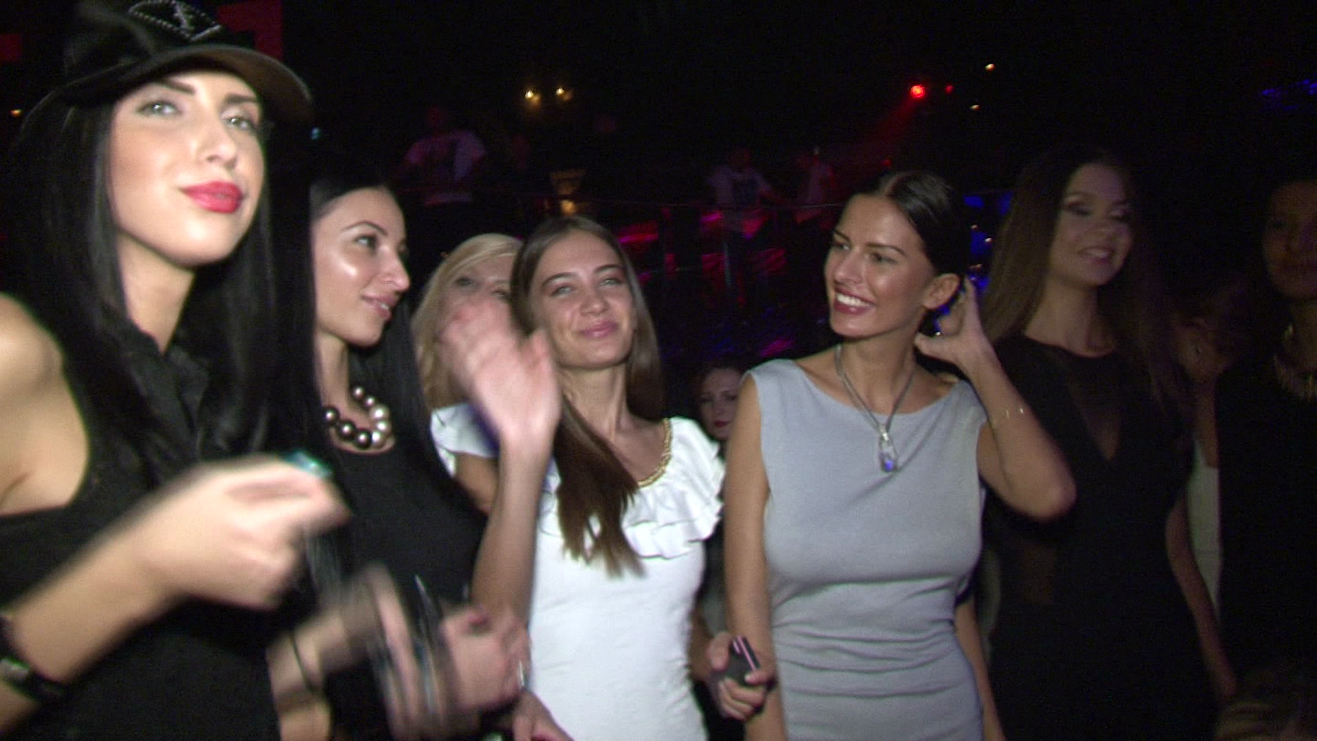 Mai multe tinere din Caravana Fashion Tv au luat parte la distractie