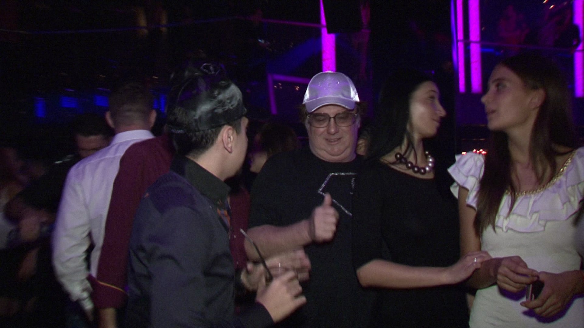 De cum s-a ridicat Michel a mers in mijlocul fetelor