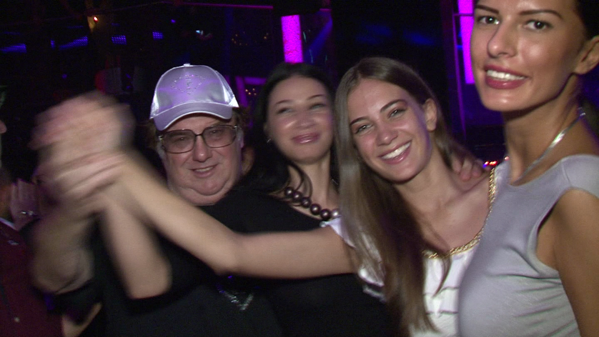 Barbatul a dansat toata seara cu fotomodelele