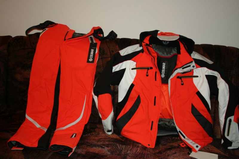 Cantareata are o colectie de opt costume de schi, toate extrem de scumpe