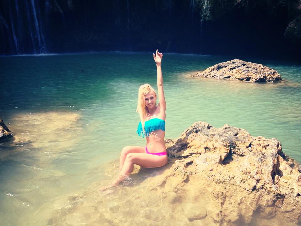 Andreea se bronzeaza singura, in Republica Dominicana