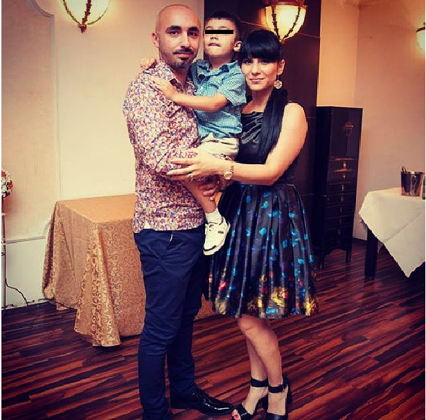 Artistul alaturi de sotia si fiul sau