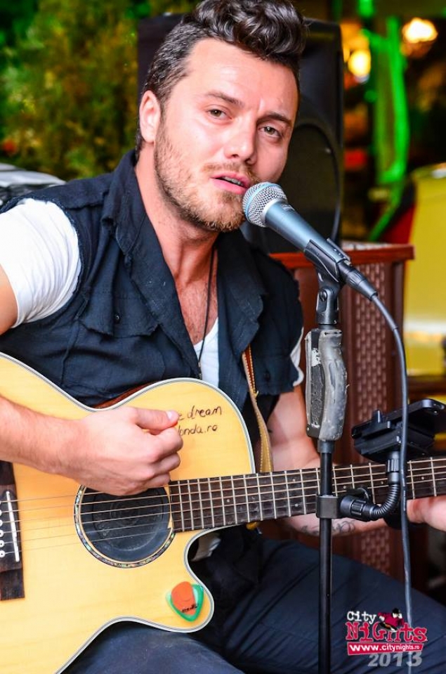 Tavi a facut parte din trupa Bandidos, iar acum canta alaturi de band-ul care asigura muzica in emisiunea Gabrielei