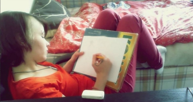 Ella in timp ce facea un desen