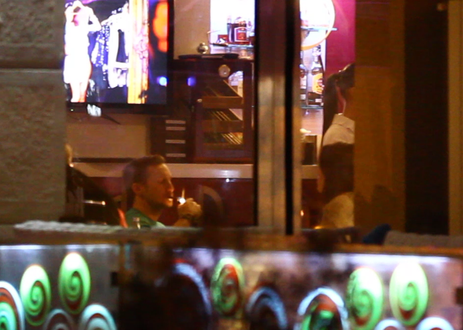 Dani a fumat trabuc si s-a cinstit cu un pahar