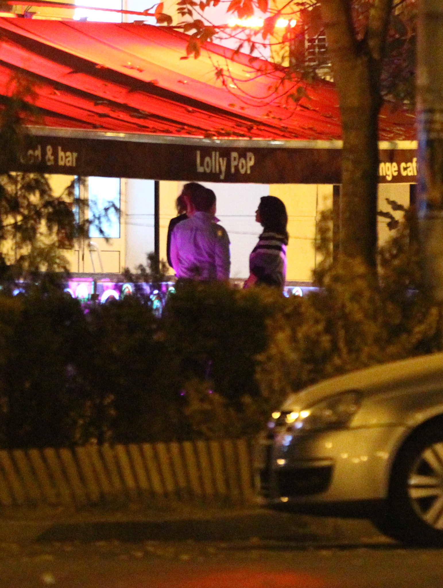 Dani s-a mai oprit de vorba cu bruneta in fata cafenelei dar nu a condus-o acasa