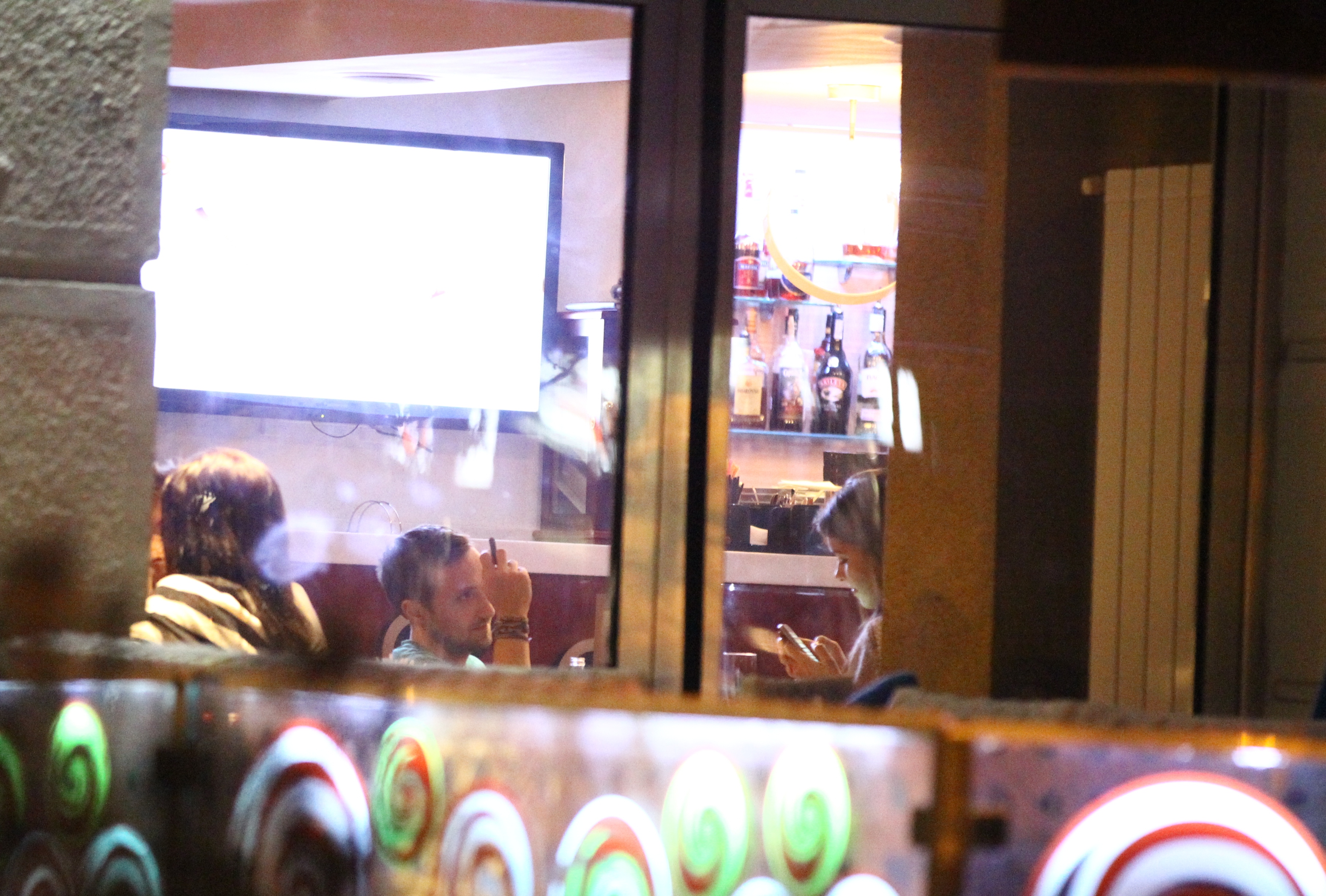 Desi s-a simtit bine in compania brunetei, Dani a plecat singur acasa, ca sa ia cizmele Mihaelei