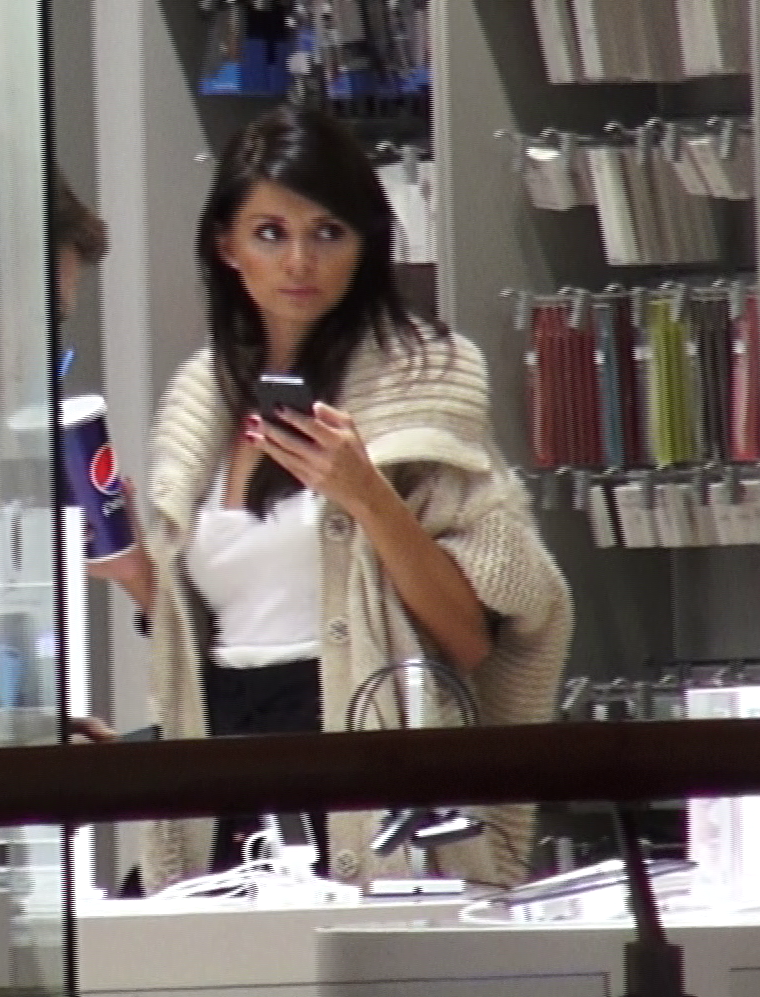 Albertina nu a lasat nicio clipa telefonul din mana si a privit tot timpul cu atentie in jur.