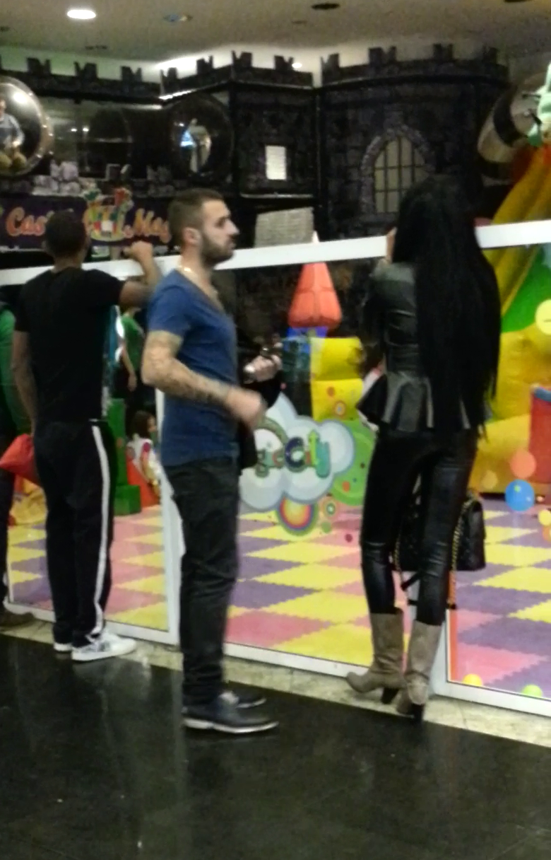 Mihai are grija de copil cand Laurette este ocupata