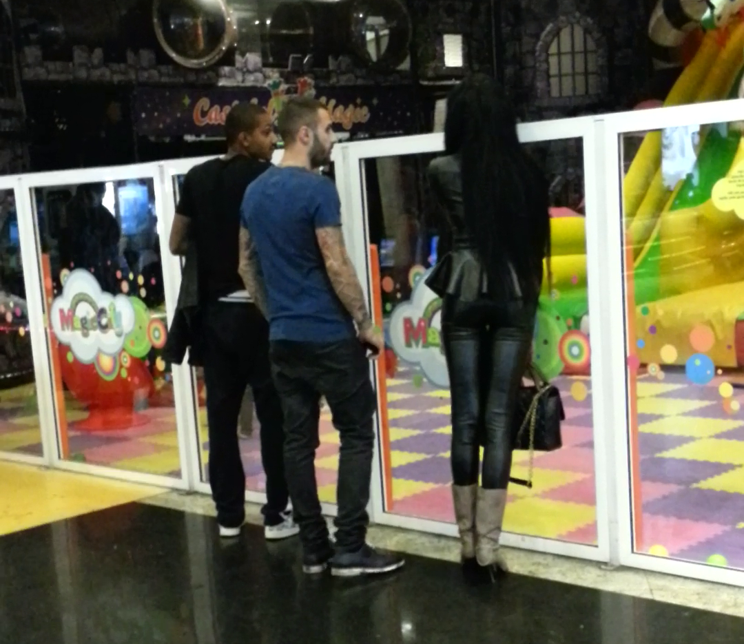 Laurette Mihai si fratele mulatrei au supravegeat micuta la locul de joaca