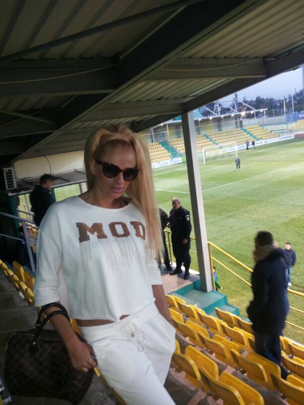 Sanziana l-a vazut pe sportiv pe terenul de fotbal