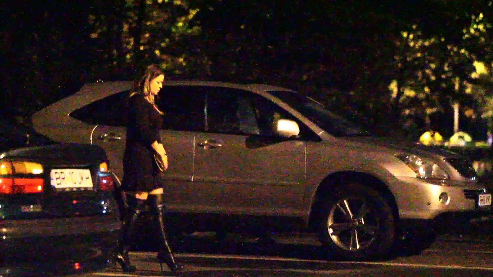 Spre dimineata cei doi amorezi pleaca impreuna spre casa