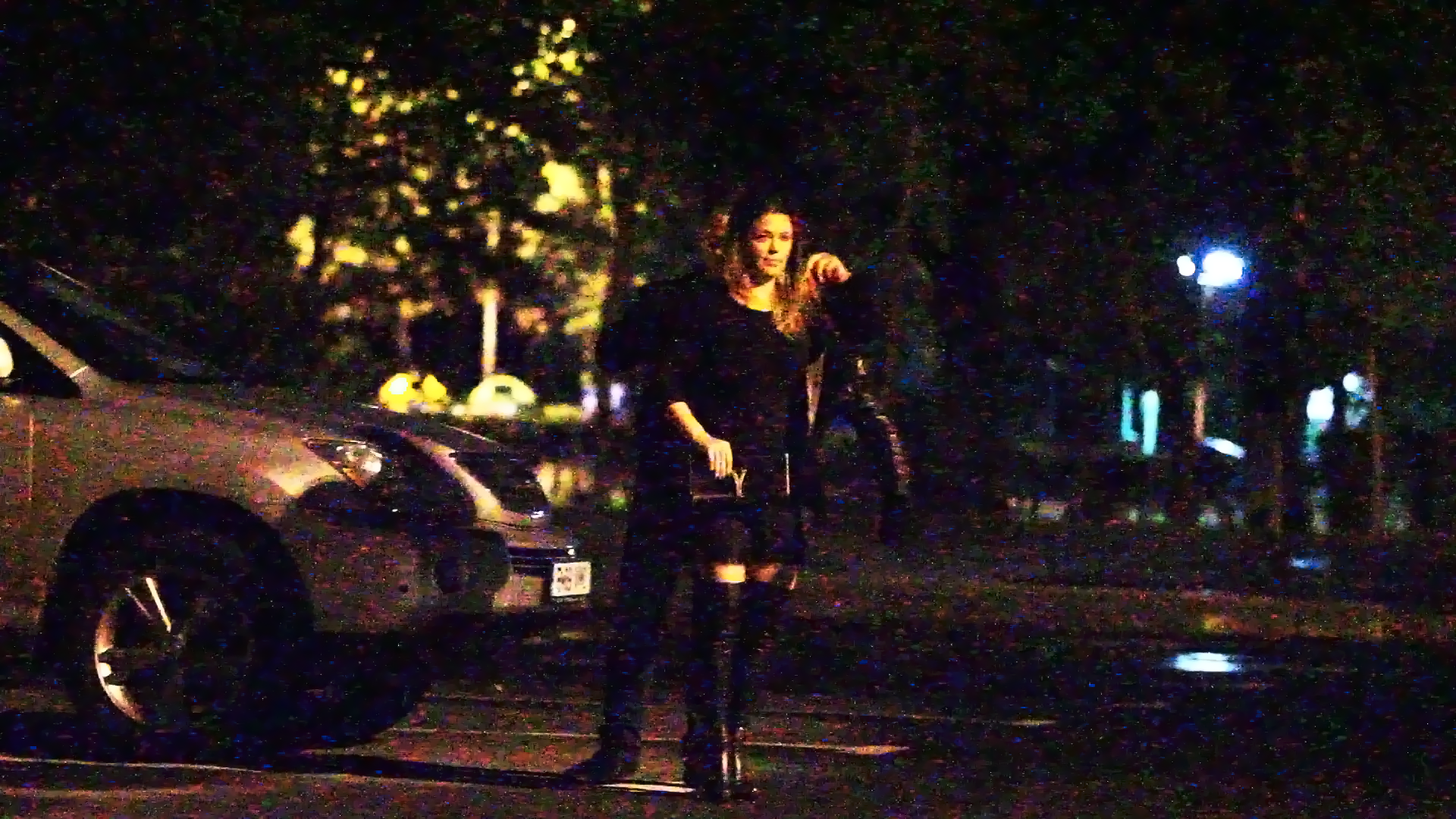 Barbatul merge la masina pentru a lua geaca Letei