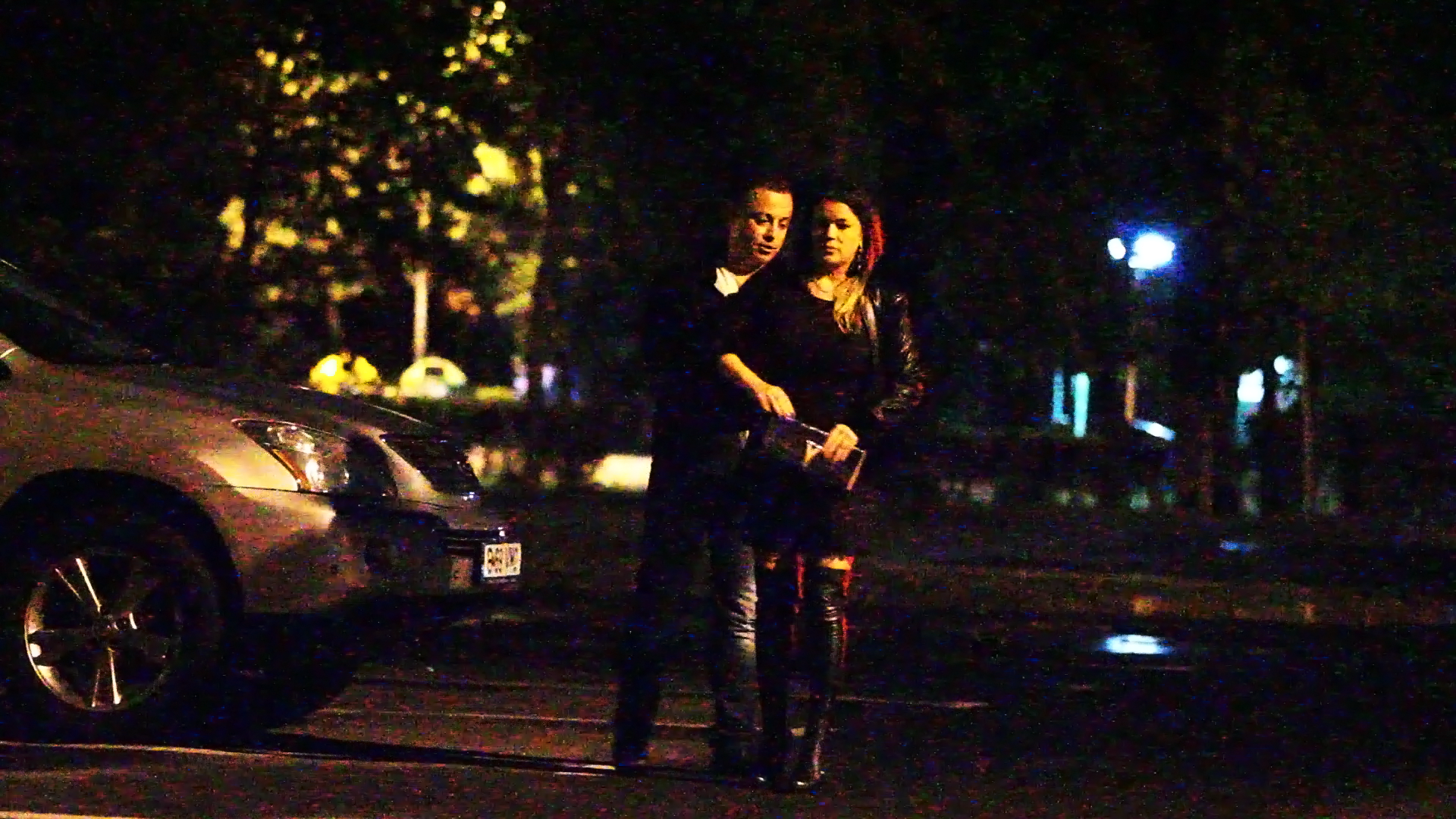 Ca un adevarat gentleman o ajuta sa se imbrace