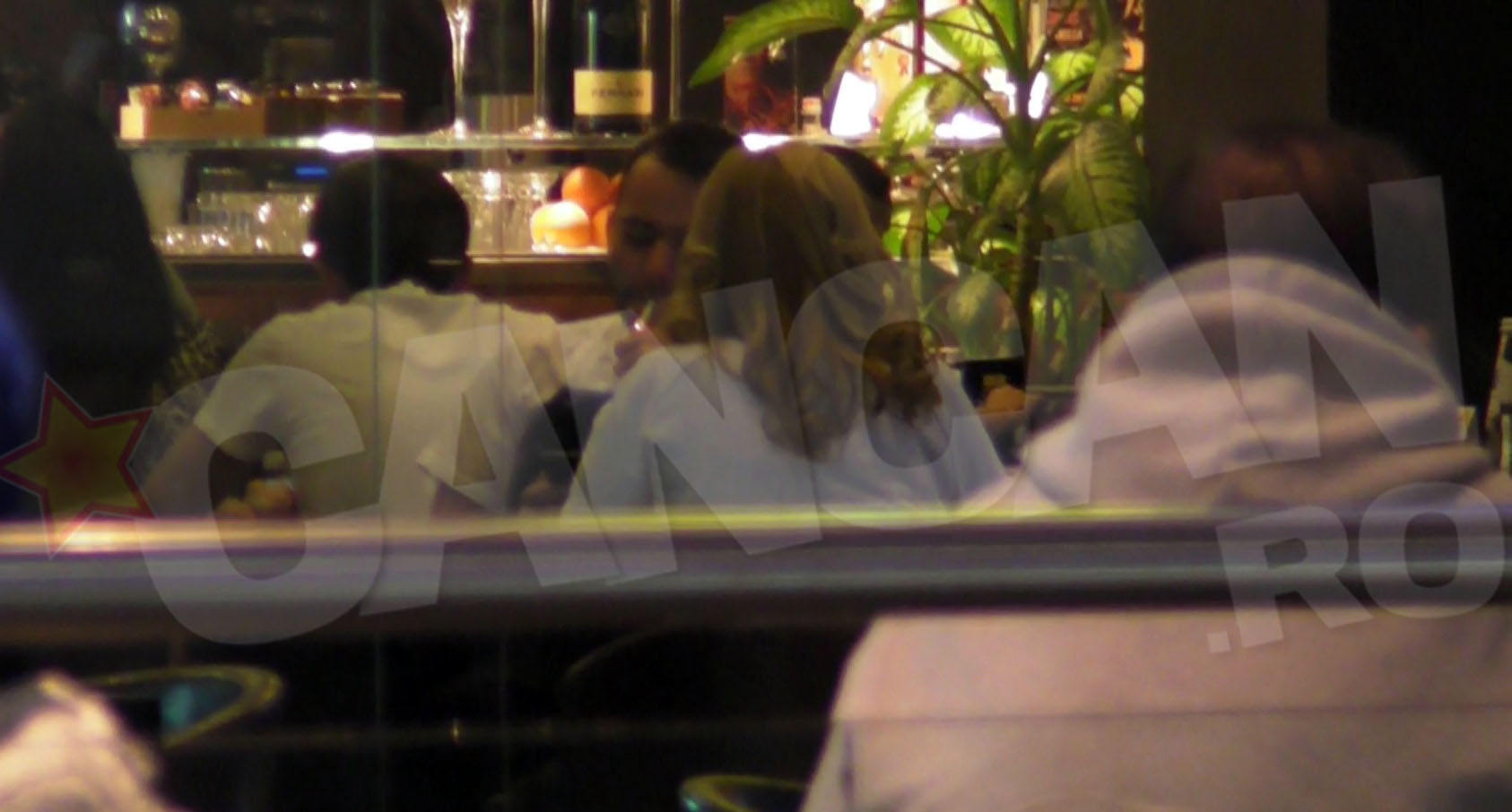 Morar nu s-a putut tine departe de viciile sale la cafenea: si-a aprins o tigara si a butonat la telefonul mobil