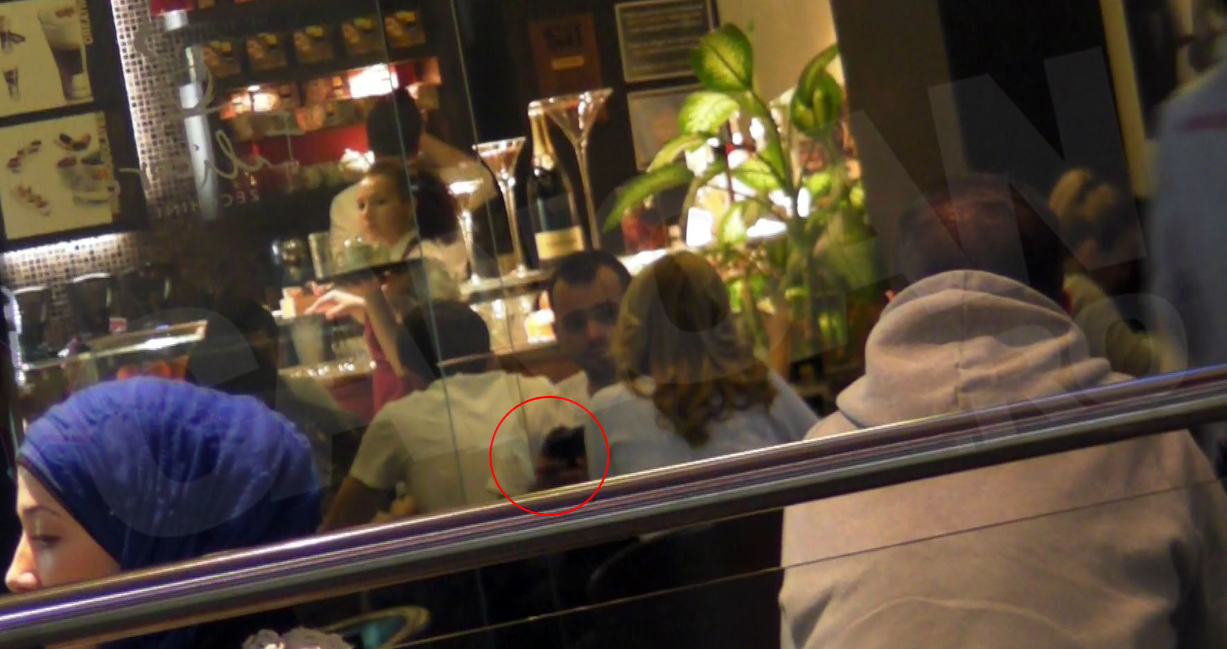 Sotia i-a atras probabil atentia din priviri ca nu ii place ca sta cu nasul numai in telefon, iar a ridicat timid ochii pentru a face pace...